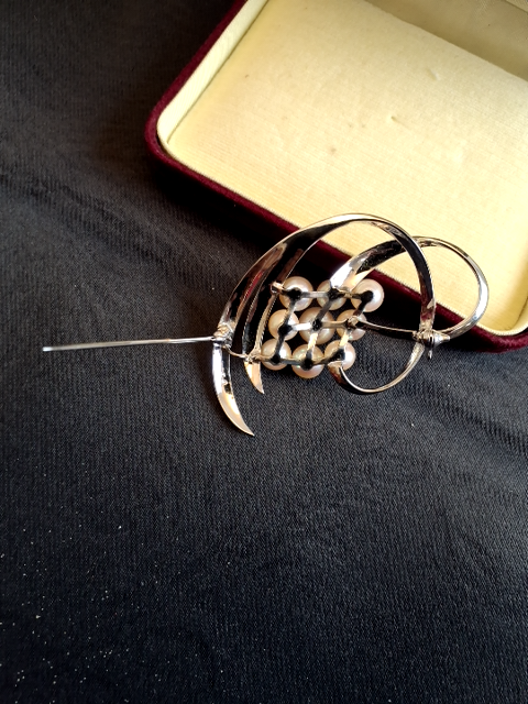 Mikimoto broche